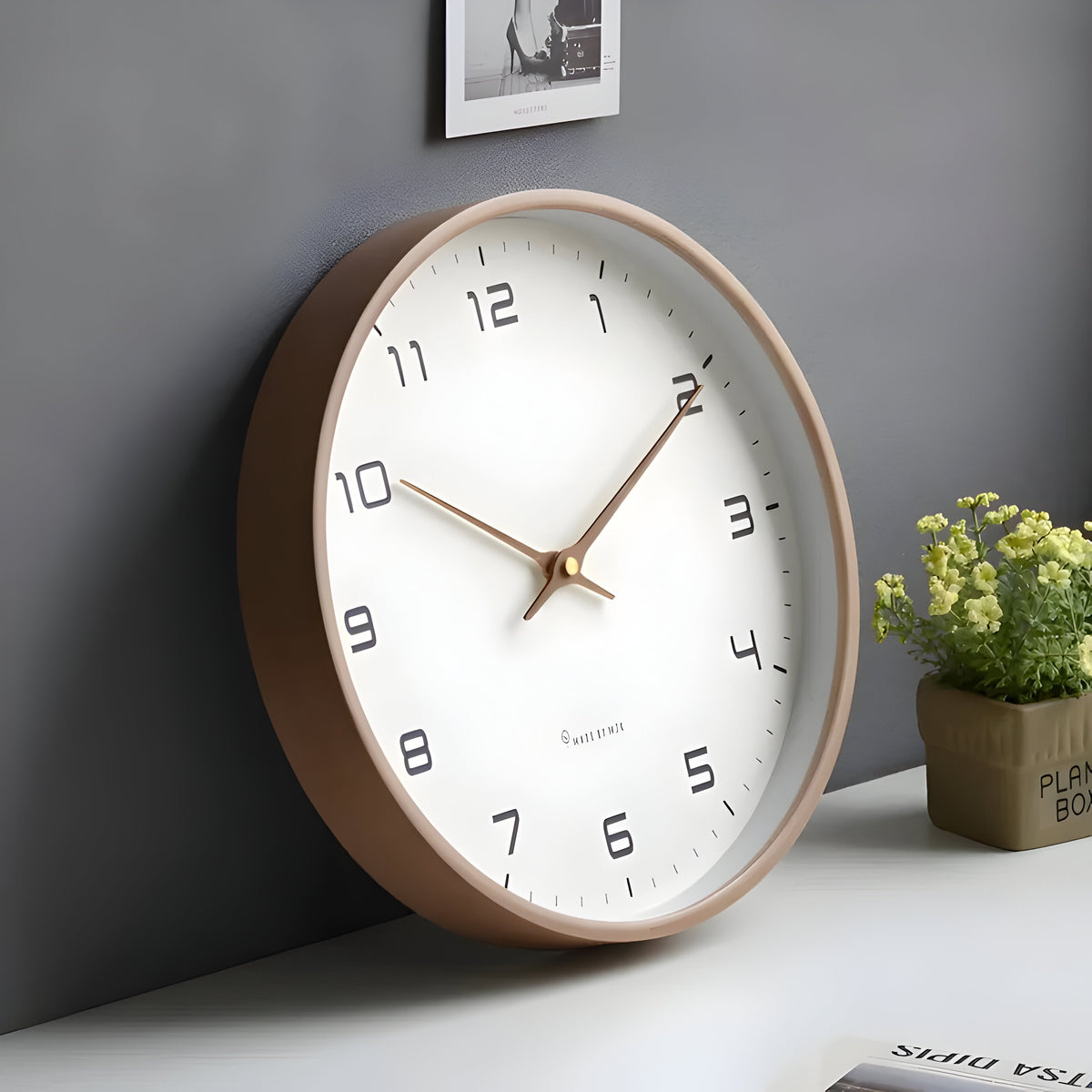 Lydløst Vægur i Træ med Moderne Rundt Design