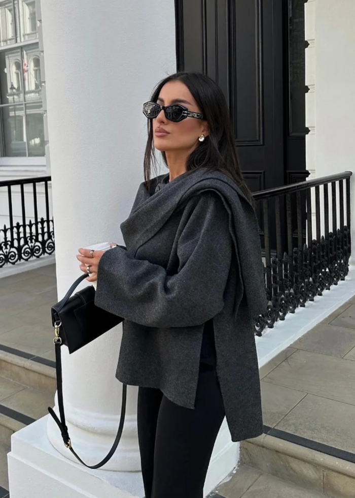 Cappotto mantella da donna con sciarpa integrata