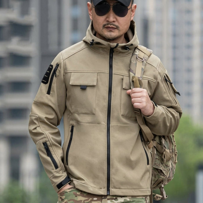 Miesten hupullinen softshell-takki useilla taskuilla