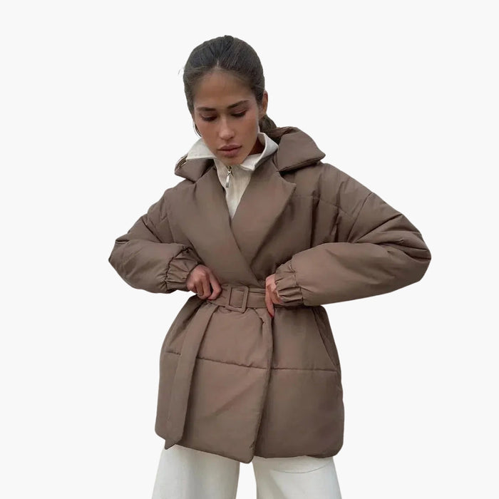 Chaqueta acolchada para mujer con cinturón y cuello alto