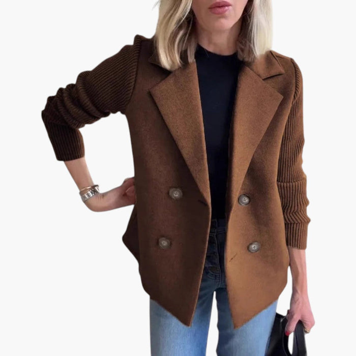 Cappotto di lana da donna con maniche in maglia e chiusura a bottoni