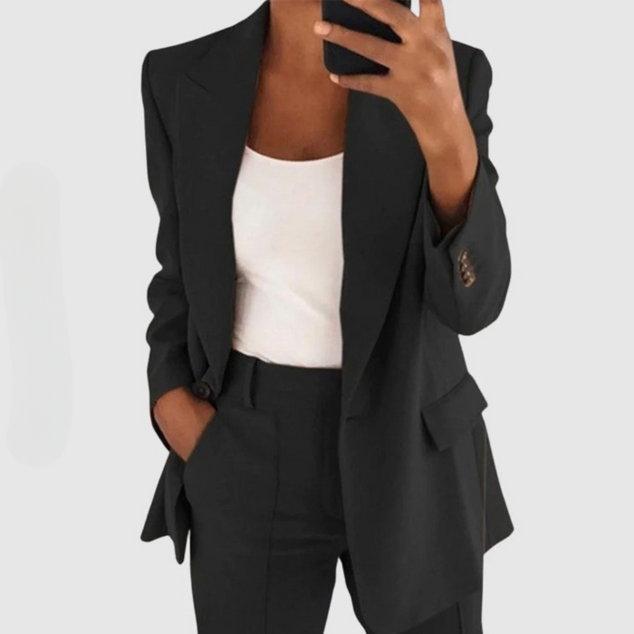 Completo da donna a due pezzi con blazer e pantaloni slim per l'ufficio
