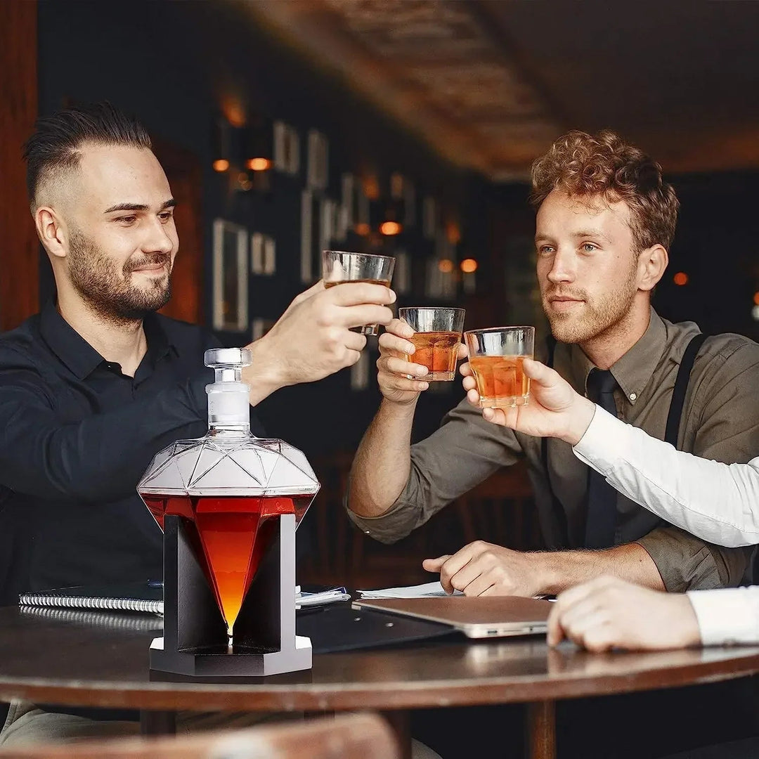 Elegant Diamantformet Whisky Karaffel for Menn med Treholder