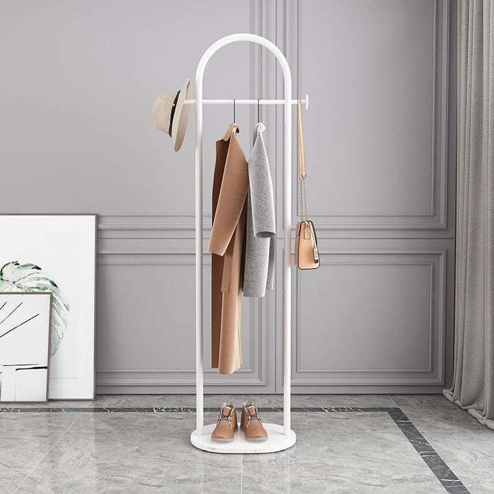 Elegant Frittstående Klesstativ med Gyllent Design og Marmorbase