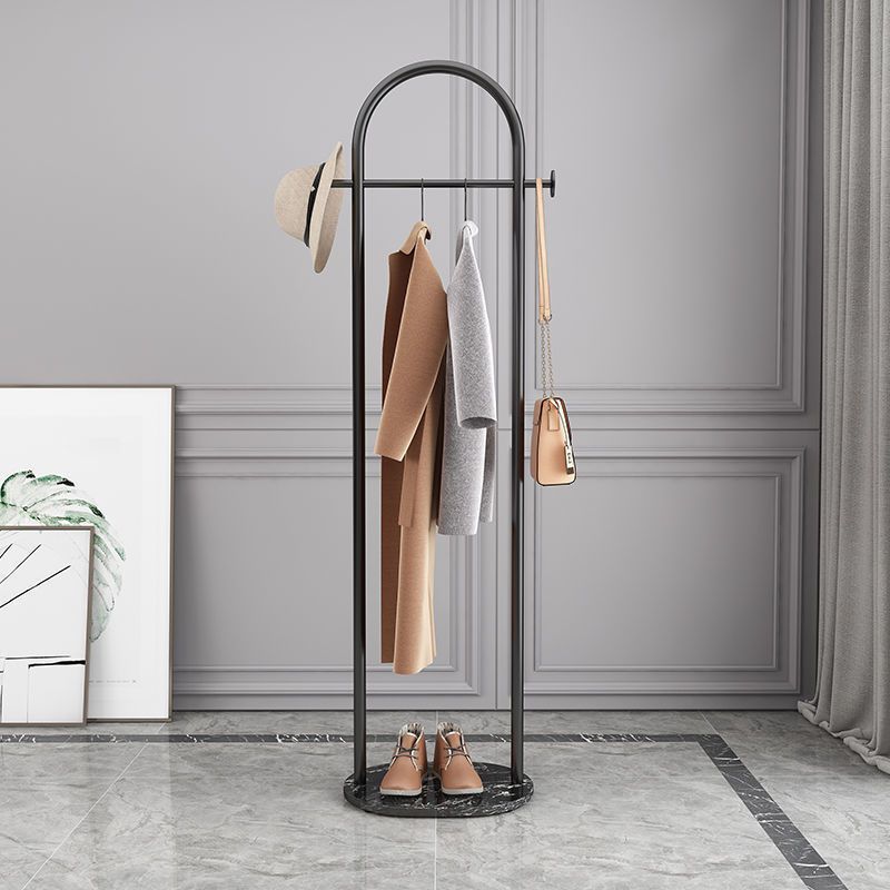 Elegant Frittstående Klesstativ med Gyllent Design og Marmorbase
