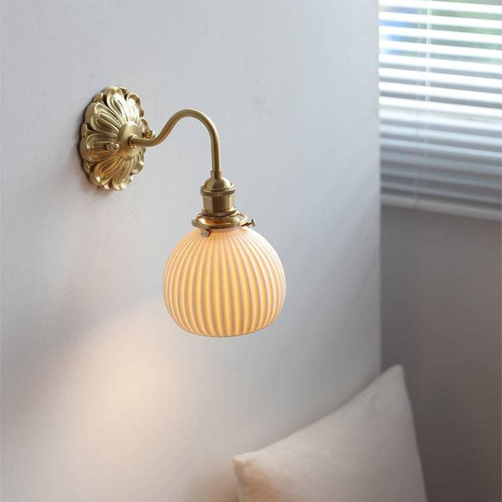 Vegglampe i Messing og Keramikk - Elegant Design