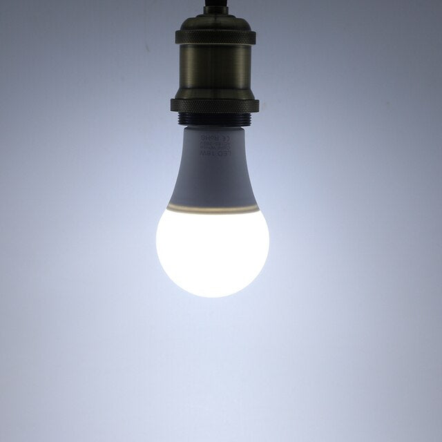 LED Nødlyspære for Trygghet i Hjemmet – Energieffektiv Belysning