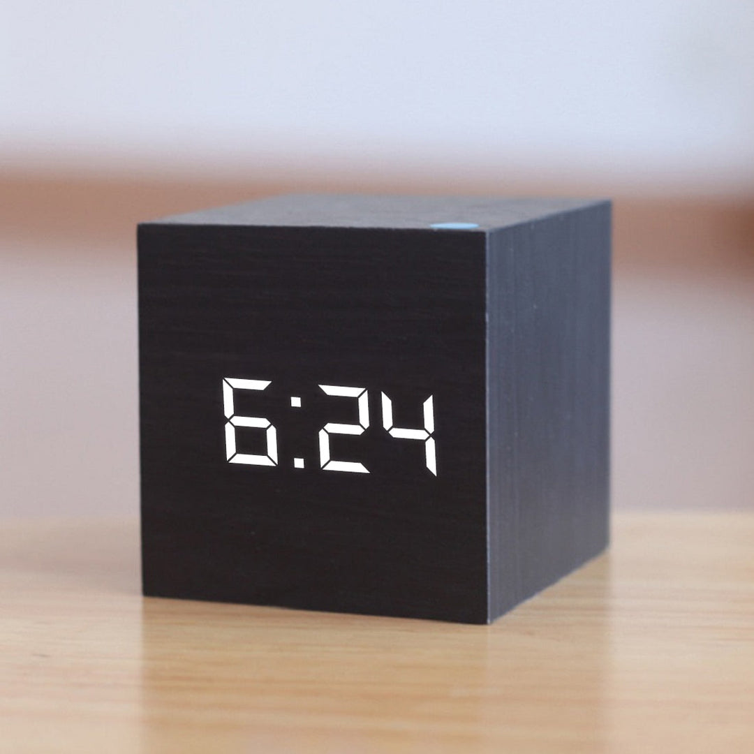 Minimalistisk digital vekkerklokke med LED-display