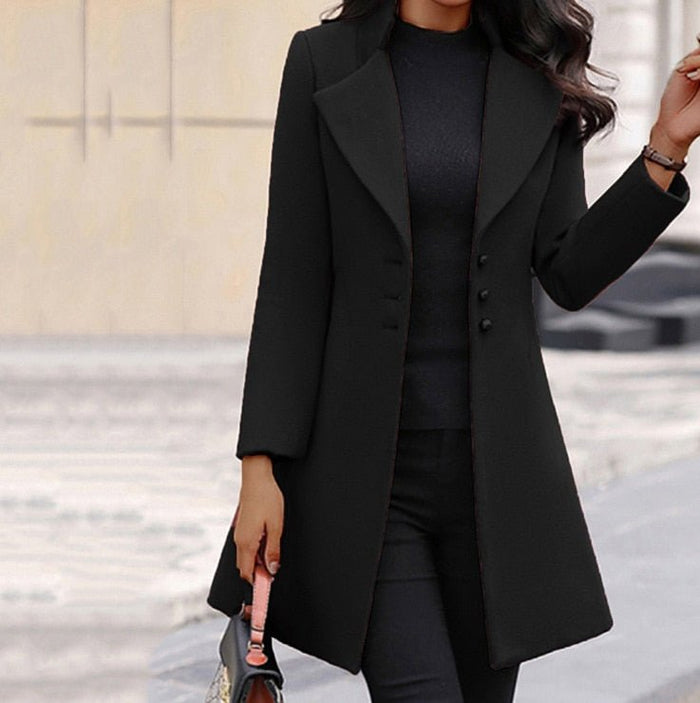 Abrigo elegante de mujer con cuello vuelto y botones brillantes