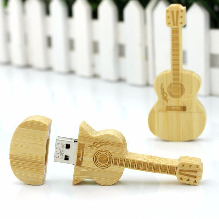 USB-minnepinne i tre gitarform